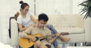 亚洲男人唱小夜曲甜心与吉他女人看男友